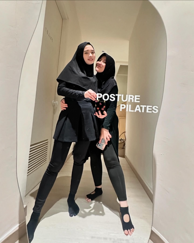 7 Foto Inara Rusli Latihan Pilates, Auranya Awet Muda Banget!