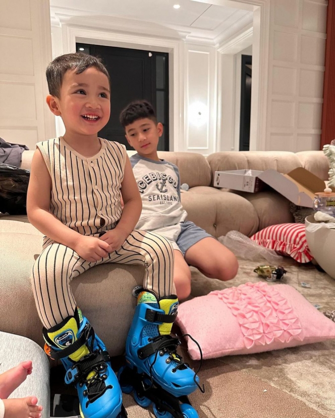 7 Foto Rayyanza Cipung Belajar Sepatu Roda, Setia Ditemani Rafathar