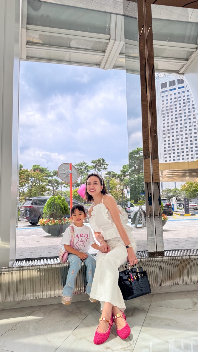 7 Foto Shandy Aulia dan Putrinya Jalan-jalan di Korea Selatan, Cantiknya Saingan nih!