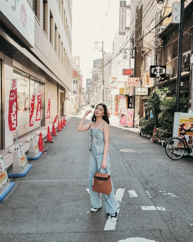 8 Foto OOTD Chelsea Olivia Liburan di Jepang, Disebut Nyemil Formalin karena Awet Cantiknya!