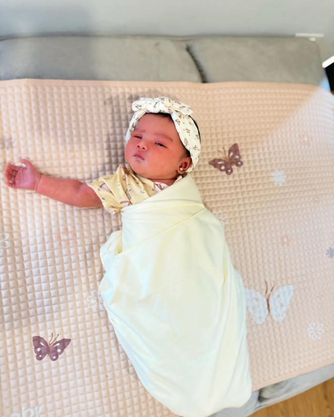 9 Foto Baby Zeya Savannah Luv Anak Tengku Dewi Putri dan Andrew Andika, Pipi Chubbynya Bikin Gemas!