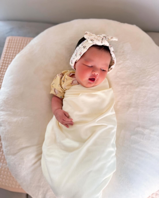 9 Foto Baby Zeya Savannah Luv Anak Tengku Dewi Putri dan Andrew Andika, Pipi Chubbynya Bikin Gemas!