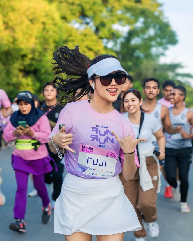 7 Foto Fuji Ikuti Fun Run di Sulawesi Tenggara, Vibesnya Enerjik dan Menyenangkan