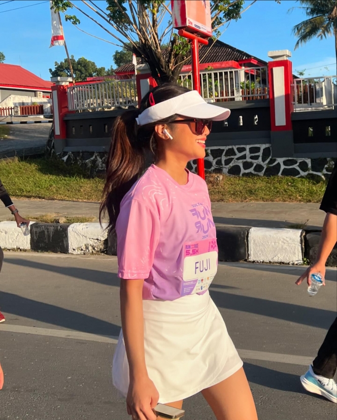 7 Foto Fuji Ikuti Fun Run di Sulawesi Tenggara, Vibesnya Enerjik dan Menyenangkan