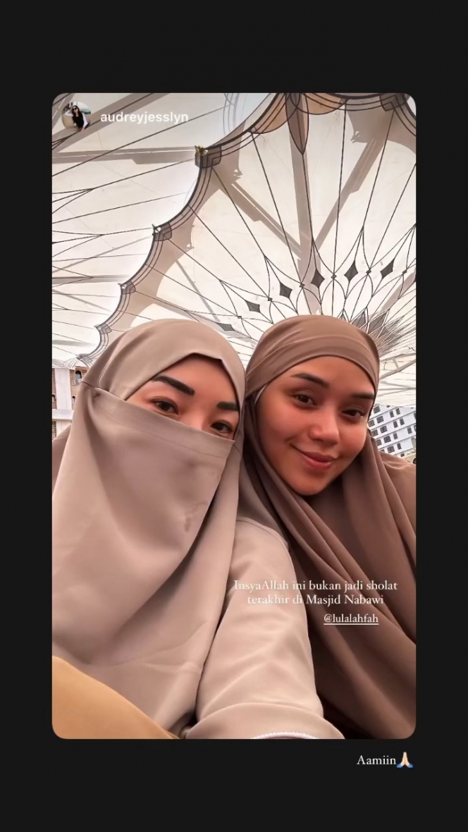 Disebut Haram karena Pegang Pods, Ini 10 OOTD Lula Lahfah Berhijab saat Ibadah Umrah