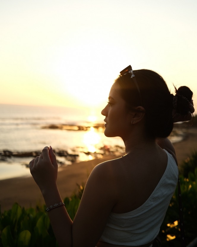 Disebut Belum Move On, Ini 8 Foto Marsha Aruan yang Asyik Healing di Pantai