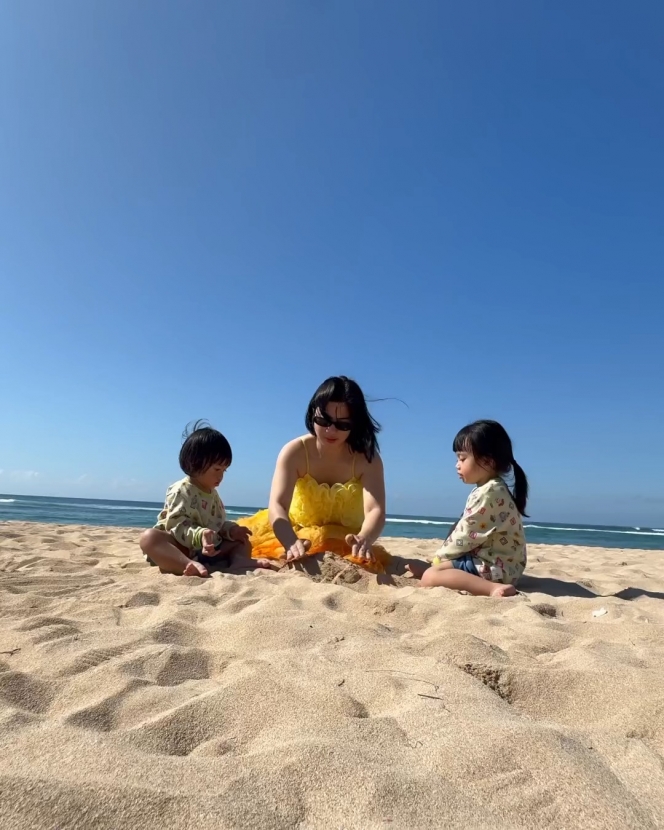 8 Foto Felicya Angelista Liburan Bareng Anak-anaknya di Bali, Aura Cantiknya Bikin Silau!