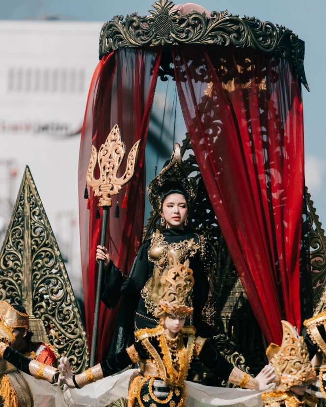 10 Foto Tiara Andini di Gelaran Jember Fashion Carnaval, Tampil bak Kanjeng Ratu saat Menyapa Rakyat