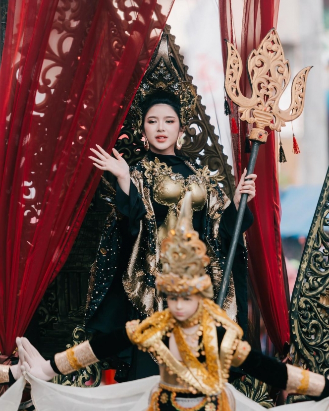 10 Foto Tiara Andini di Gelaran Jember Fashion Carnaval, Tampil bak Kanjeng Ratu saat Menyapa Rakyat