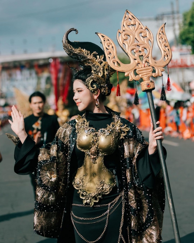 10 Foto Tiara Andini di Gelaran Jember Fashion Carnaval, Tampil bak Kanjeng Ratu saat Menyapa Rakyat