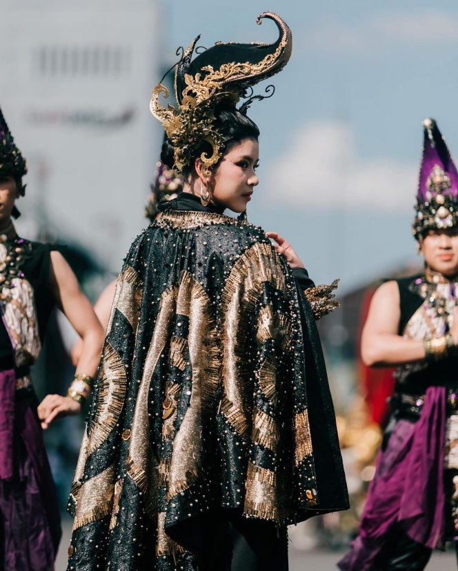 10 Foto Tiara Andini di Gelaran Jember Fashion Carnaval, Tampil bak Kanjeng Ratu saat Menyapa Rakyat