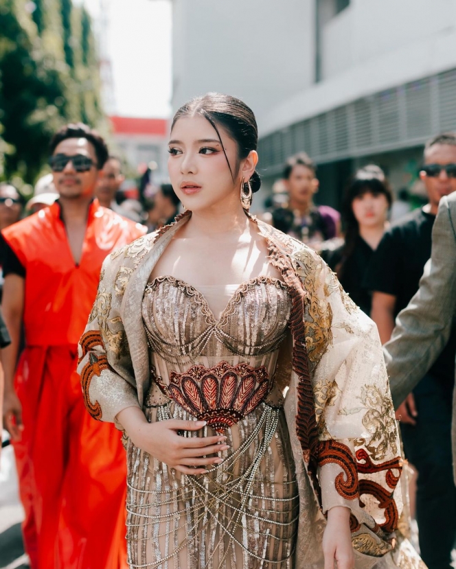 10 Foto Tiara Andini di Gelaran Jember Fashion Carnaval, Tampil bak Kanjeng Ratu saat Menyapa Rakyat