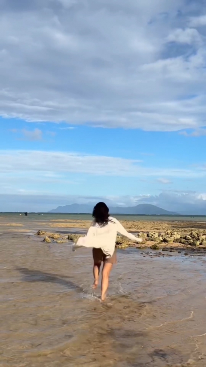 8 Foto Penampilan Fuji Saat Healing di Pantai, Cantiknya Nggak Ngebosenin!