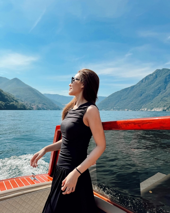 10 Foto Bulan Madu Thariq dan Aaliyah Keliling Lake Como Italia Pakai Speed Boat Mewah, Makin Mesra!