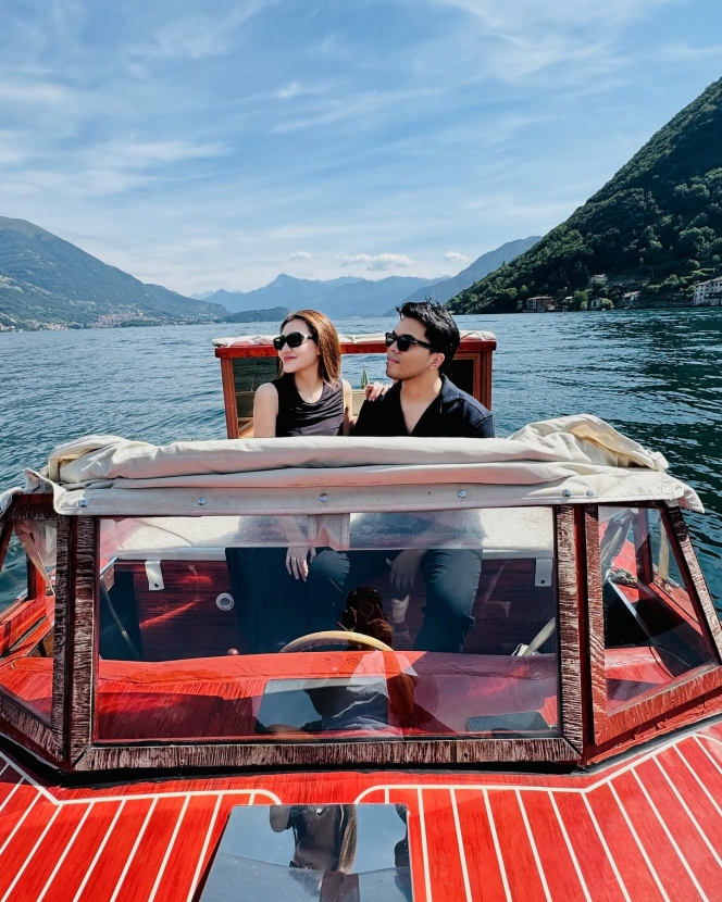 10 Foto Bulan Madu Thariq dan Aaliyah Keliling Lake Como Italia Pakai Speed Boat Mewah, Makin Mesra!