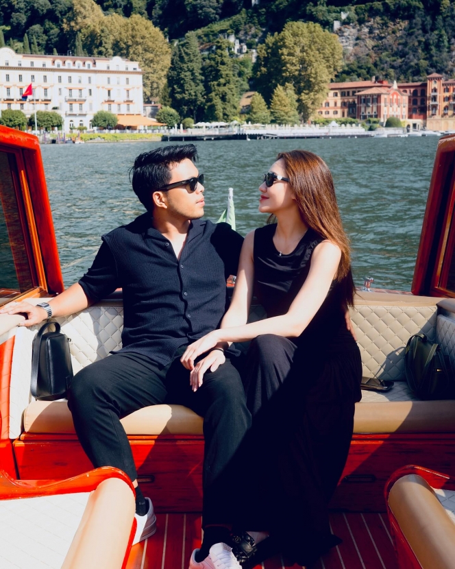 10 Foto Bulan Madu Thariq dan Aaliyah Keliling Lake Como Italia Pakai Speed Boat Mewah, Makin Mesra!