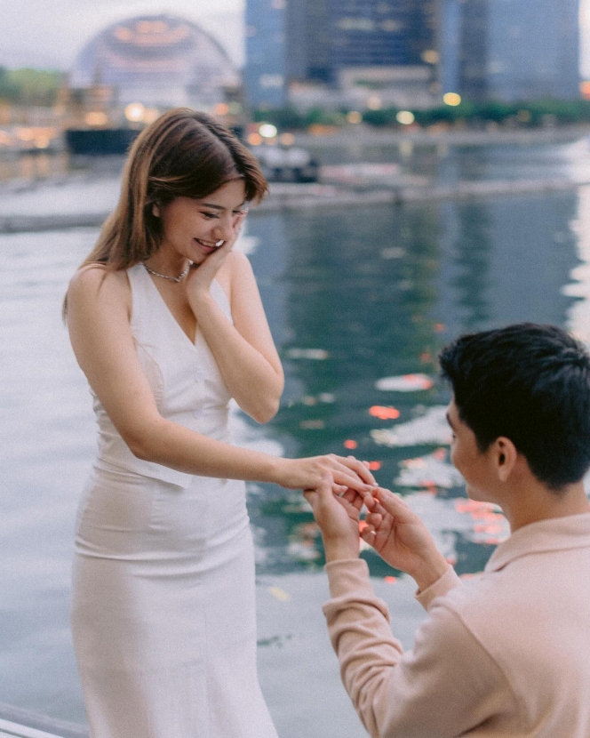 Romantis Banget, Ini Deretan Momen Cassandra Lee Dilamar sang Kekasih di Singapura