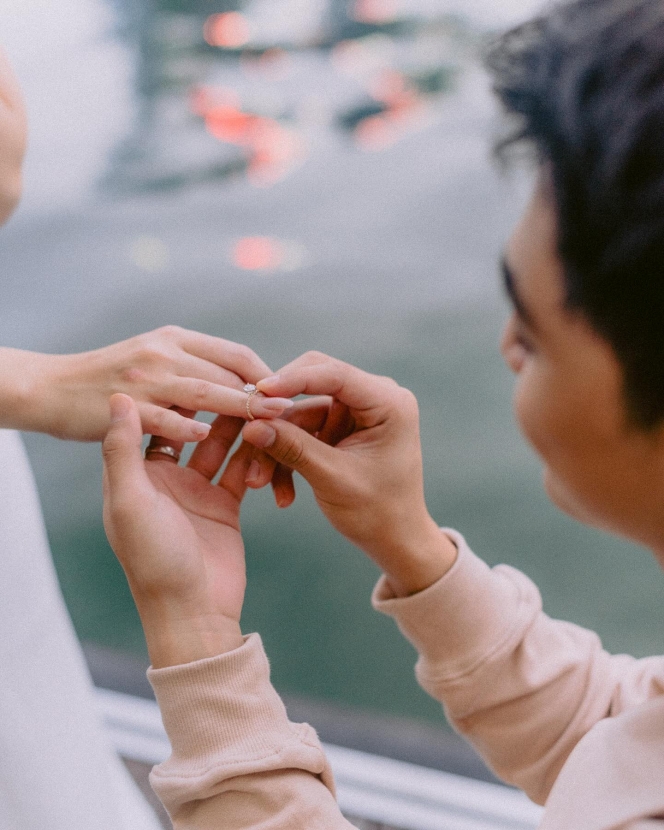 Romantis Banget, Ini Deretan Momen Cassandra Lee Dilamar sang Kekasih di Singapura