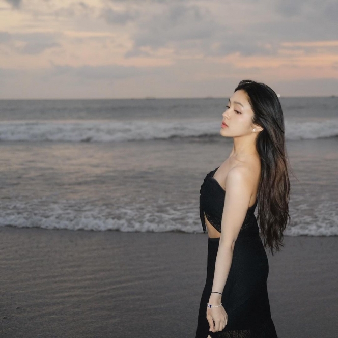 8 Foto Eca Aura saat Main di Pantai, Cakep Banget Kenakan OOTD Serba Hitam