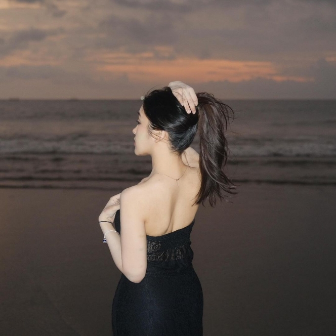 8 Foto Eca Aura saat Main di Pantai, Cakep Banget Kenakan OOTD Serba Hitam