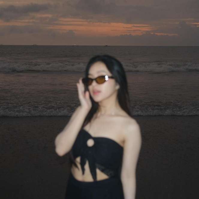 8 Foto Eca Aura saat Main di Pantai, Cakep Banget Kenakan OOTD Serba Hitam