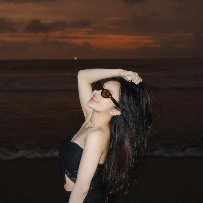 8 Foto Eca Aura saat Main di Pantai, Cakep Banget Kenakan OOTD Serba Hitam