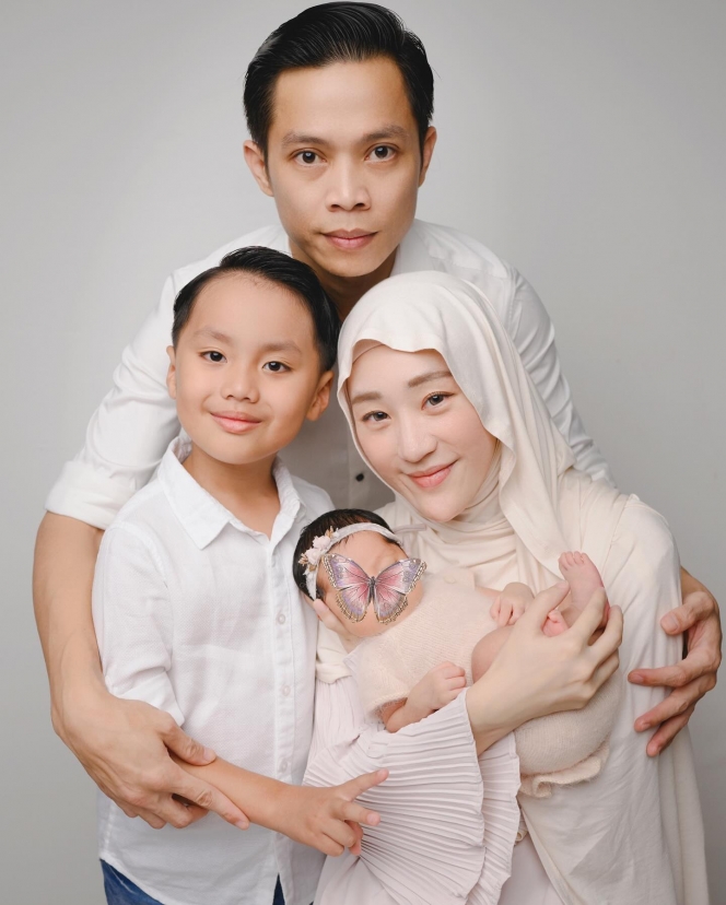 Sempat Bikin Penasaran, Ini 8 Foto Wajah Anak Larissa Chou yang Dispill Usia 40 Hari