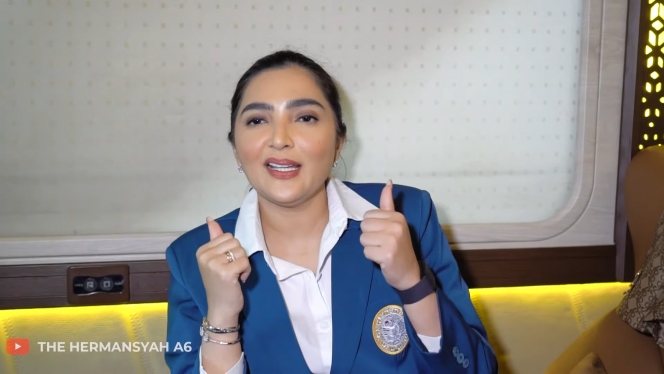 8 Foto Ashanty Ujian Proposal Disertasi S3, Sampai Nangis Terharu saat Dinyatakan Lulus