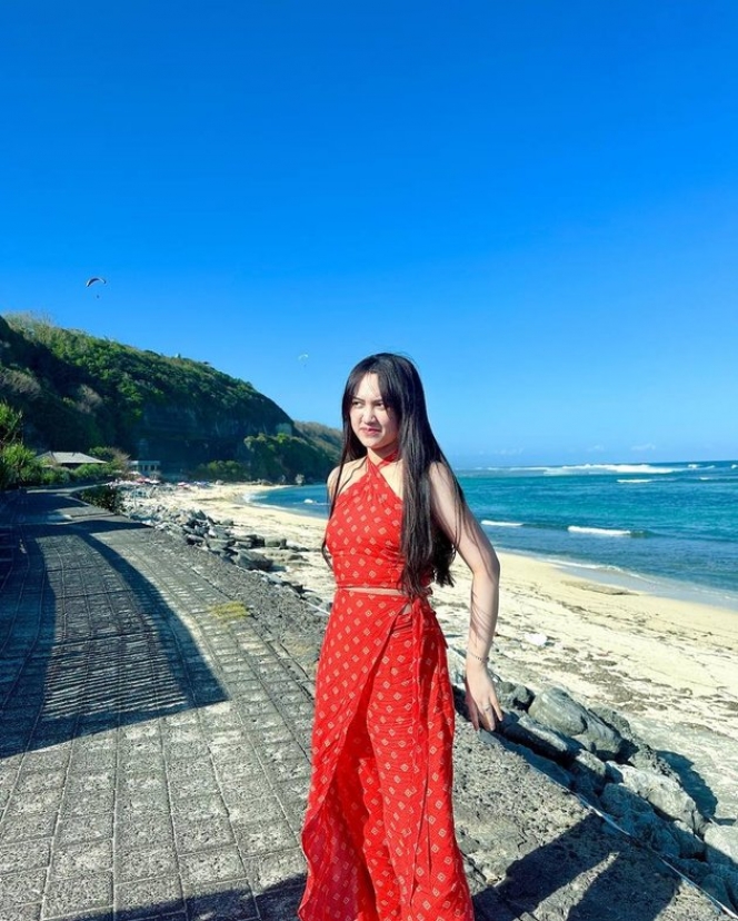 Deretan Foto Happy Asmara Saat Liburan ke Pantai, Emang Hobi Hunting Pantai-Pantai Indah di Indonesia