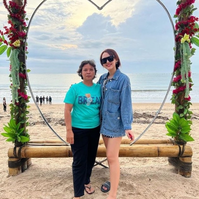 Deretan Foto Happy Asmara Saat Liburan ke Pantai, Emang Hobi Hunting Pantai-Pantai Indah di Indonesia