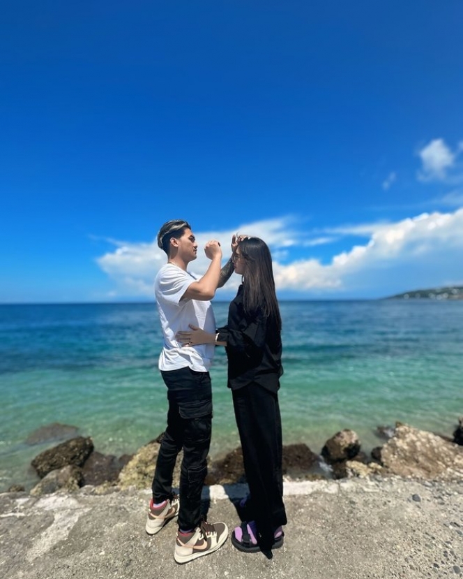 Deretan Foto Happy Asmara Saat Liburan ke Pantai, Emang Hobi Hunting Pantai-Pantai Indah di Indonesia