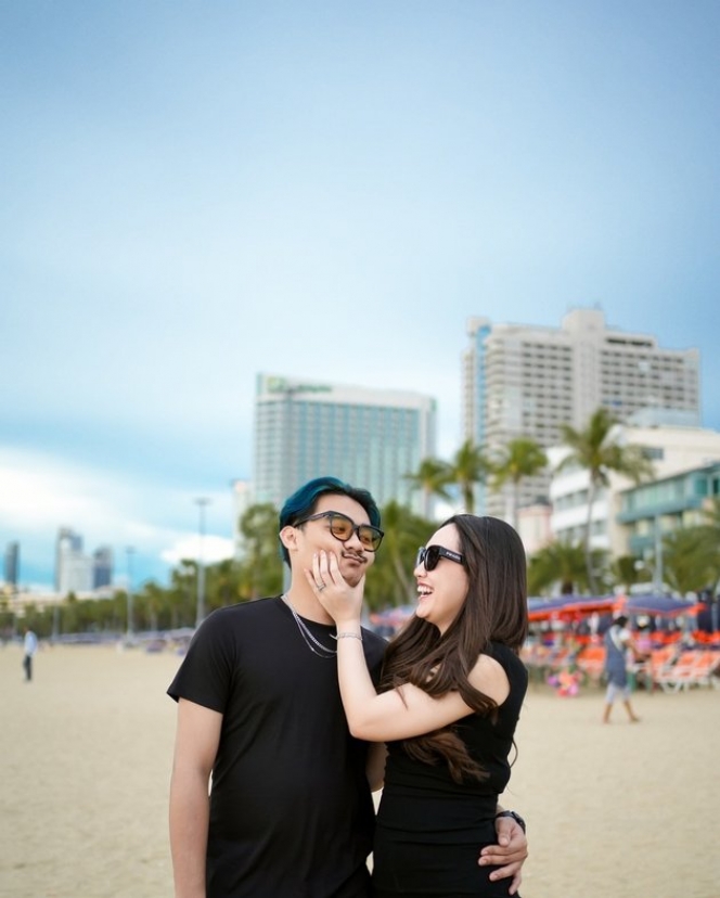 Deretan Foto Happy Asmara Saat Liburan ke Pantai, Emang Hobi Hunting Pantai-Pantai Indah di Indonesia