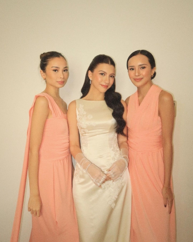 9 Foto Beby Tsabina dan Sephora Sievert Jadi Bridesmaid di Pernikahan Cassandra Lee, Trio Bestie yang Tidak Terpisahkan!