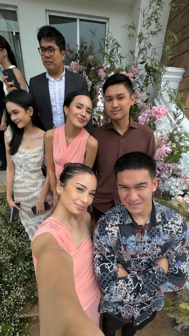 9 Foto Beby Tsabina dan Sephora Sievert Jadi Bridesmaid di Pernikahan Cassandra Lee, Trio Bestie yang Tidak Terpisahkan!