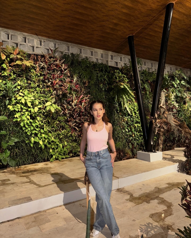 8 Foto OOTD Sandrinna Michelle Pakai Tank Top Pink, Dipuji bak Barbie Hidup!