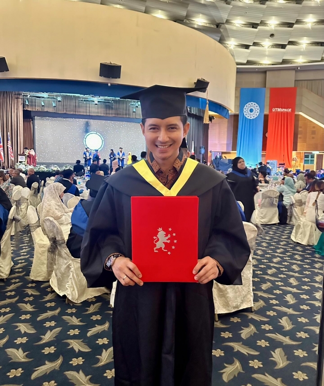 8 Foto Chand Kelvin Akhirnya Wisuda S2 di Malaysia, Setia Didampingi Istri dan Mertua