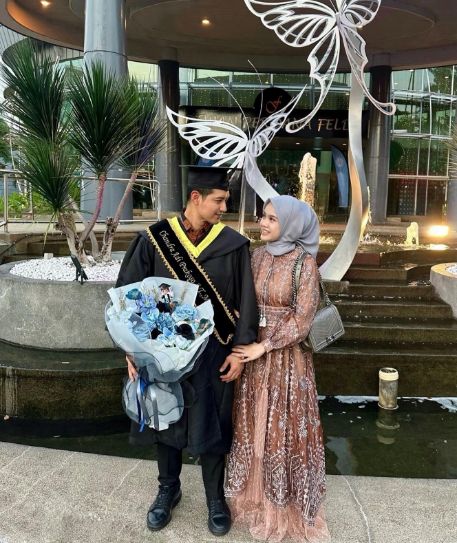 8 Foto Chand Kelvin Akhirnya Wisuda S2 di Malaysia, Setia Didampingi Istri dan Mertua