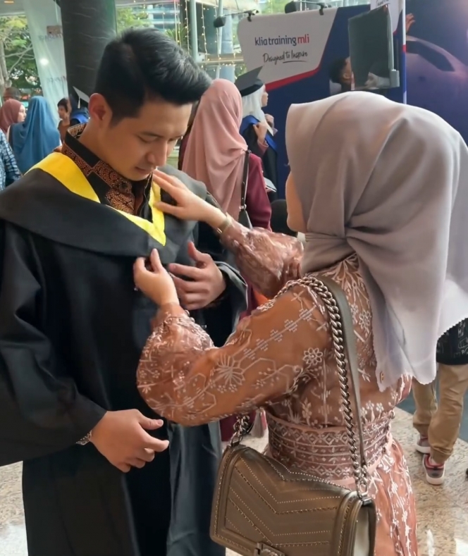 8 Foto Chand Kelvin Akhirnya Wisuda S2 di Malaysia, Setia Didampingi Istri dan Mertua