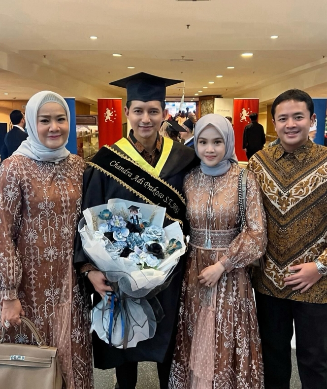 8 Foto Chand Kelvin Akhirnya Wisuda S2 di Malaysia, Setia Didampingi Istri dan Mertua