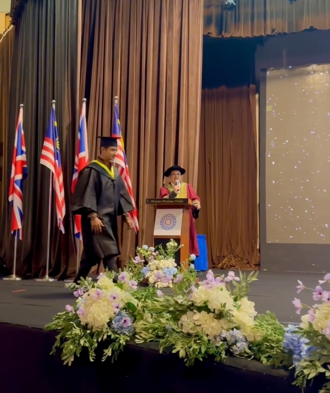 8 Foto Chand Kelvin Akhirnya Wisuda S2 di Malaysia, Setia Didampingi Istri dan Mertua