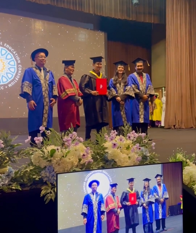 8 Foto Chand Kelvin Akhirnya Wisuda S2 di Malaysia, Setia Didampingi Istri dan Mertua