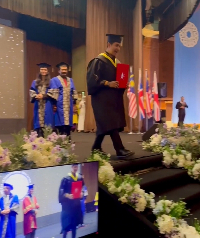 8 Foto Chand Kelvin Akhirnya Wisuda S2 di Malaysia, Setia Didampingi Istri dan Mertua