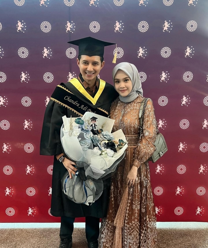 8 Foto Chand Kelvin Akhirnya Wisuda S2 di Malaysia, Setia Didampingi Istri dan Mertua