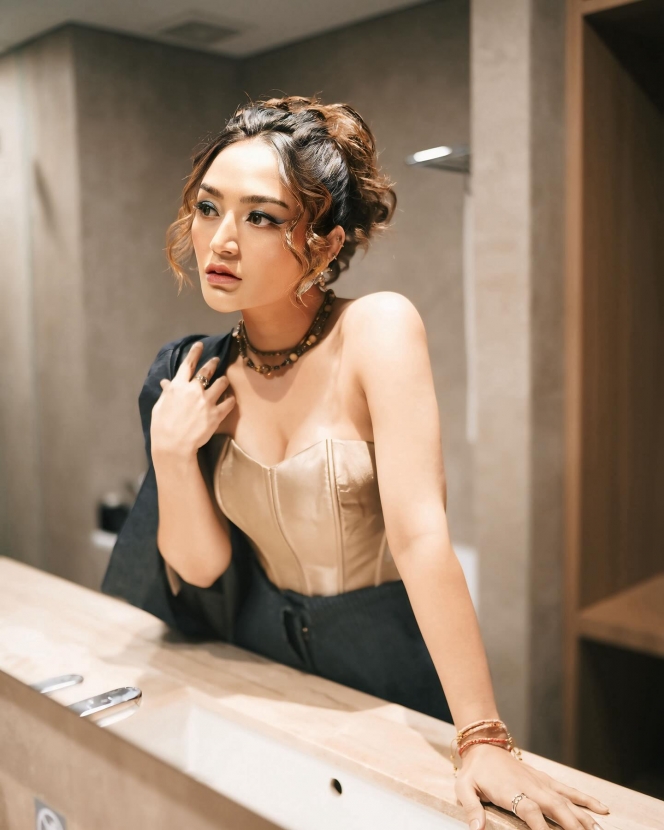 8 Gaya dan Penampilan Siti Badriah saat Pose di Bathtub, Auranya Menyala!