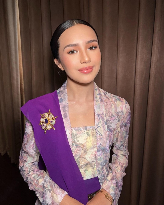 Pesona Beby Tsabina dalam Balutan Kebaya Kutubaru, Pancarkan Vibes Istri Pejabat yang Berwibawa Banget!