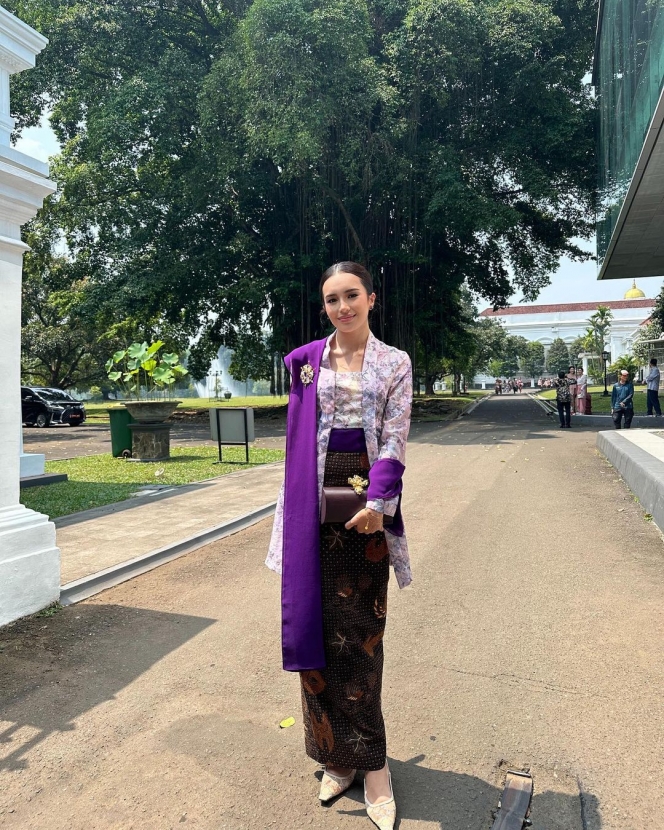 Pesona Beby Tsabina dalam Balutan Kebaya Kutubaru, Pancarkan Vibes Istri Pejabat yang Berwibawa Banget!