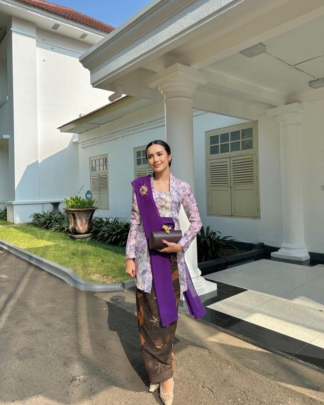 Pesona Beby Tsabina dalam Balutan Kebaya Kutubaru, Pancarkan Vibes Istri Pejabat yang Berwibawa Banget!