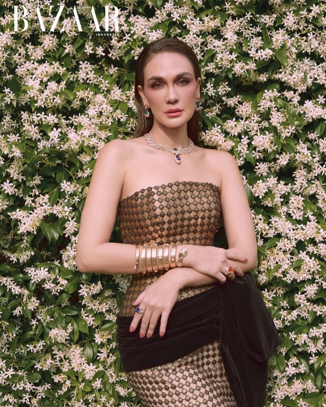 Luna Maya Tampil bak Ratu di Pemotretan Terbarunya, Pesonanya Banjir Pujian!